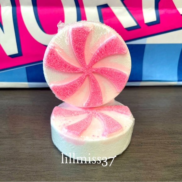 2X NEW Bath & Body Works Twisted Peppermint Bath Bomb Fizzy - Picture 1 of 4